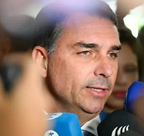 Flávio Bolsonaro chama Alexandre de Moraes de 