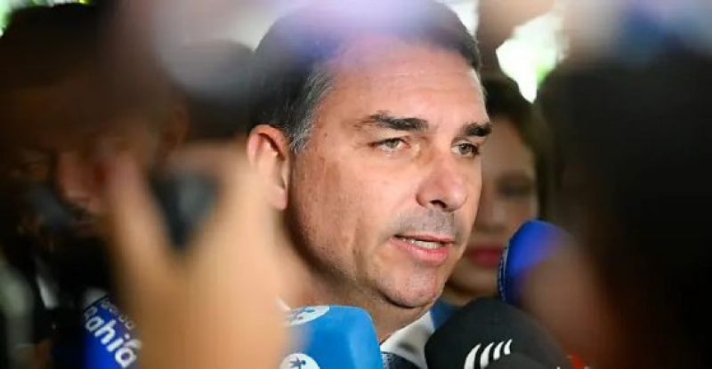 Flávio Bolsonaro chama Alexandre de Moraes de 