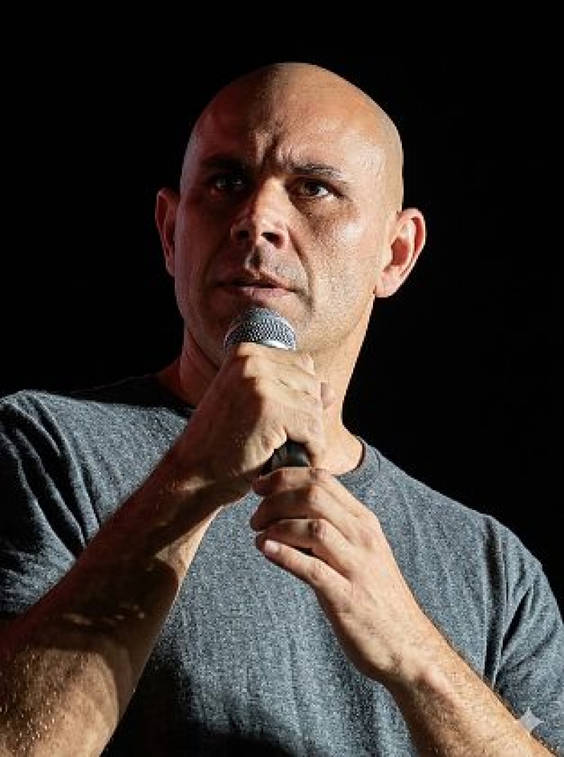 Abílio: “Se você ver uma mulher apanhando, não fique olhando. Meta a porrada em quem estiver agredindo.”