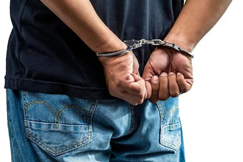 Homem é preso após invadir casa e tentar matar jovem