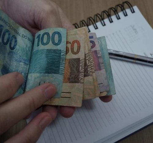 Prefeituras de MT abrem 51 vagas do nível fundamental ao superior com salários de até R$ 5,1 mil; veja os cargos