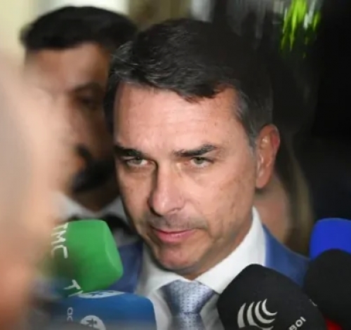 PL denuncia esquema com perfis falsos para atacar Flávio Bolsonaro nas redes sociais