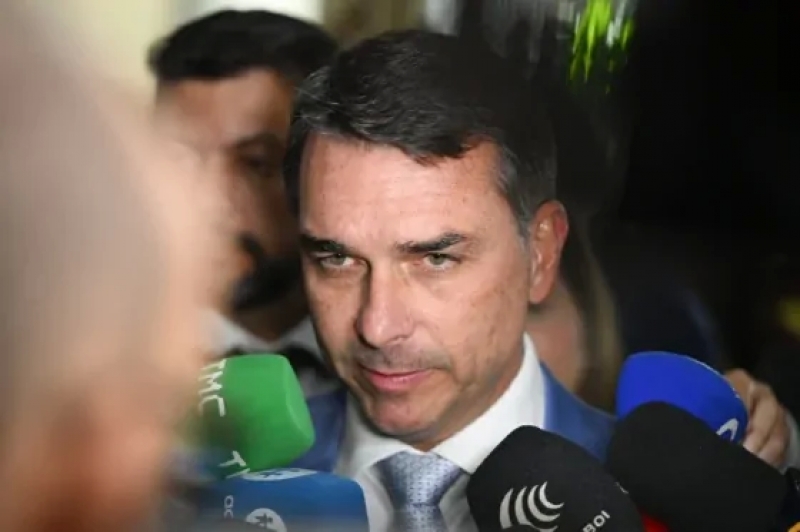 PL denuncia esquema com perfis falsos para atacar Flávio Bolsonaro nas redes sociais