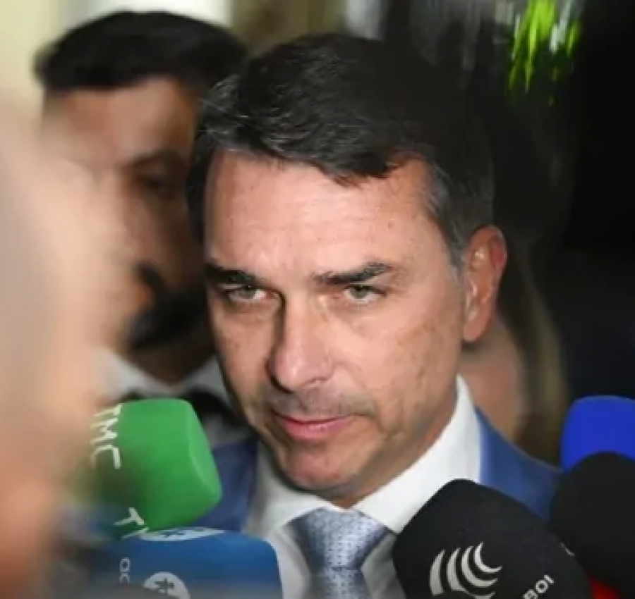 PL denuncia esquema com perfis falsos para atacar Flávio Bolsonaro nas redes sociais