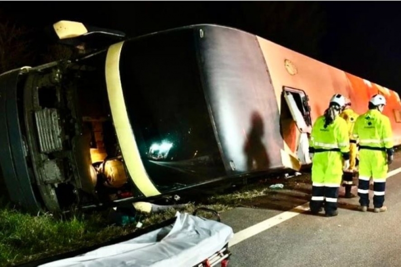 Acidente de madrugada Ônibus com 36 passageiros tomba em rodovia de MT; 9 ficam feridos
