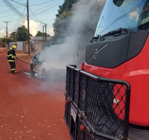 Carro é destruído por incêndio no bairro Jardim das Palmeiras em Guarantã do Norte