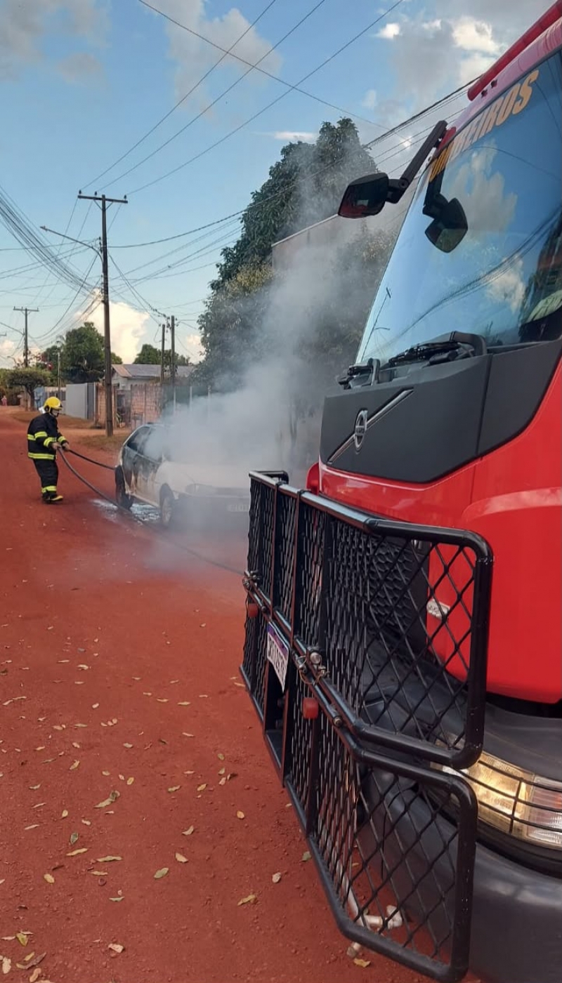 Carro é destruído por incêndio no bairro Jardim das Palmeiras em Guarantã do Norte