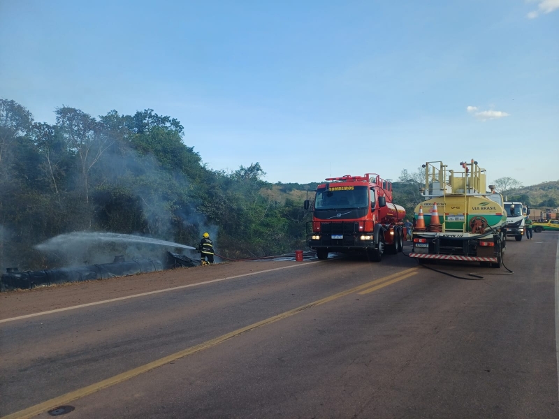 Carreta carregada com óleo diesel tomba e pega fogo na BR-163 em Guarantã do Norte