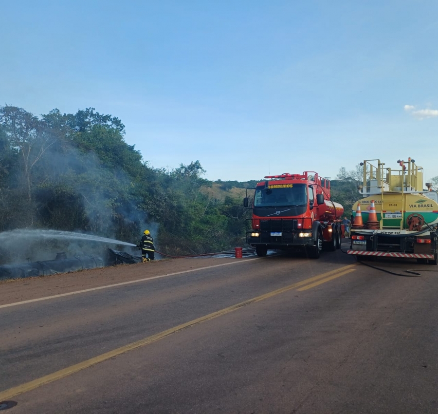 Carreta carregada com óleo diesel tomba e pega fogo na BR-163 em Guarantã do Norte