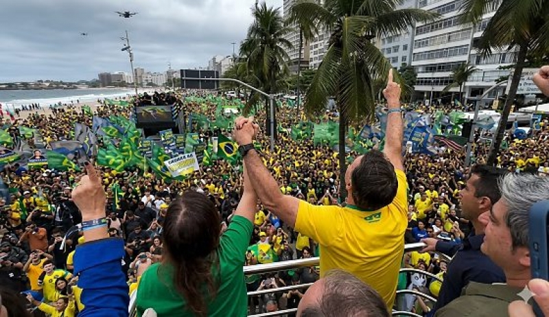Multidão toma Copacabana para lançamento da campanha presidencial de Flávio Bolsonaro