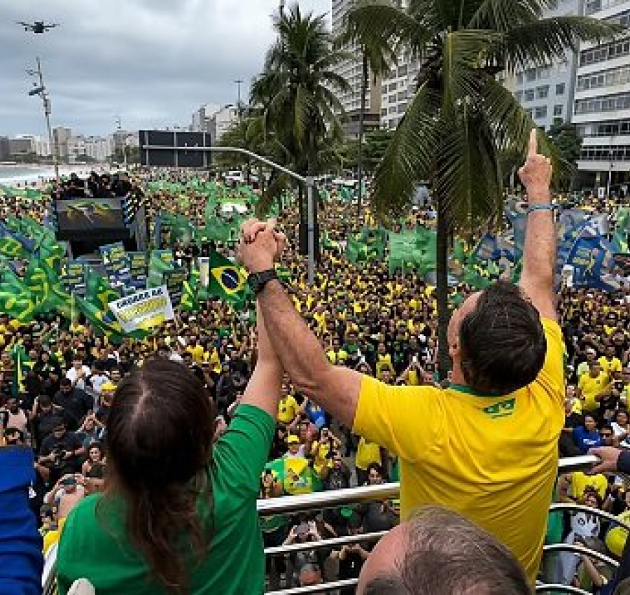 Multidão toma Copacabana para lançamento da campanha presidencial de Flávio Bolsonaro