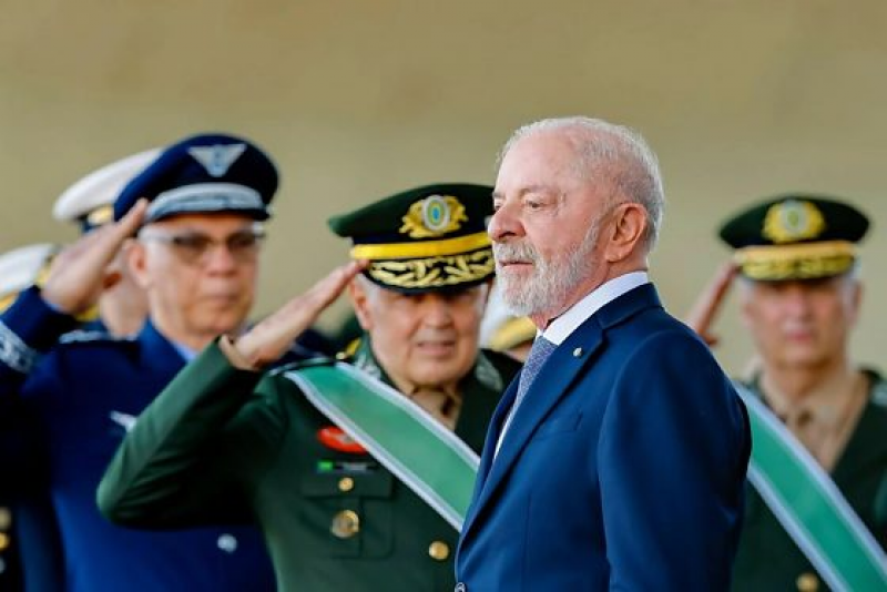PAPELÃO: Lula abandona entrevista ao ser questionado sobre esquemas de Lulinha e Marcola
