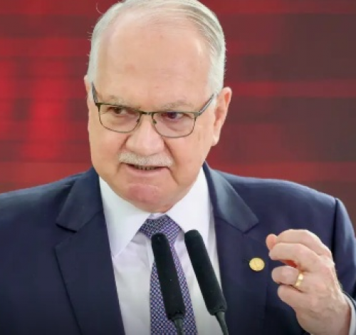 Fachin dá 5 dias para Mendonça e Gonet responderem acusação de Moraes