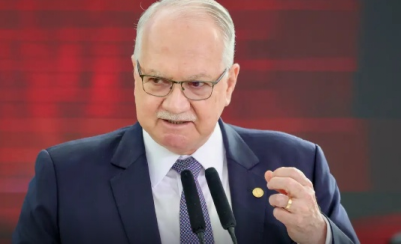 Fachin dá 5 dias para Mendonça e Gonet responderem acusação de Moraes