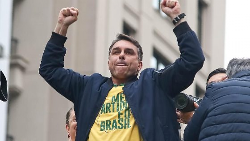 Flávio Bolsonaro é ovacionado ao chegar na Avenida Paulista lotada; 