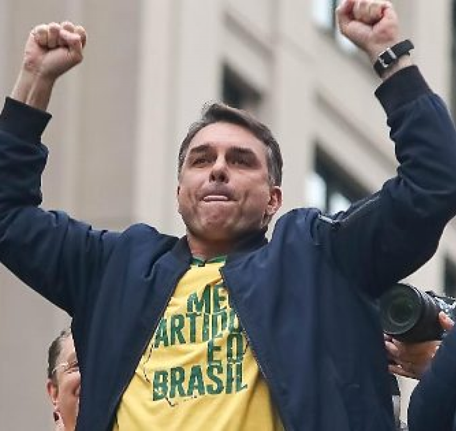 Flávio Bolsonaro é ovacionado ao chegar na Avenida Paulista lotada; 