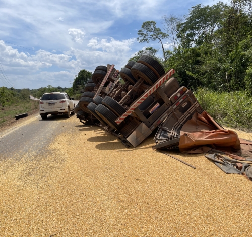 Carreta bitrem tomba na MT-419 e carga de milho fica espalhada sobre a pista