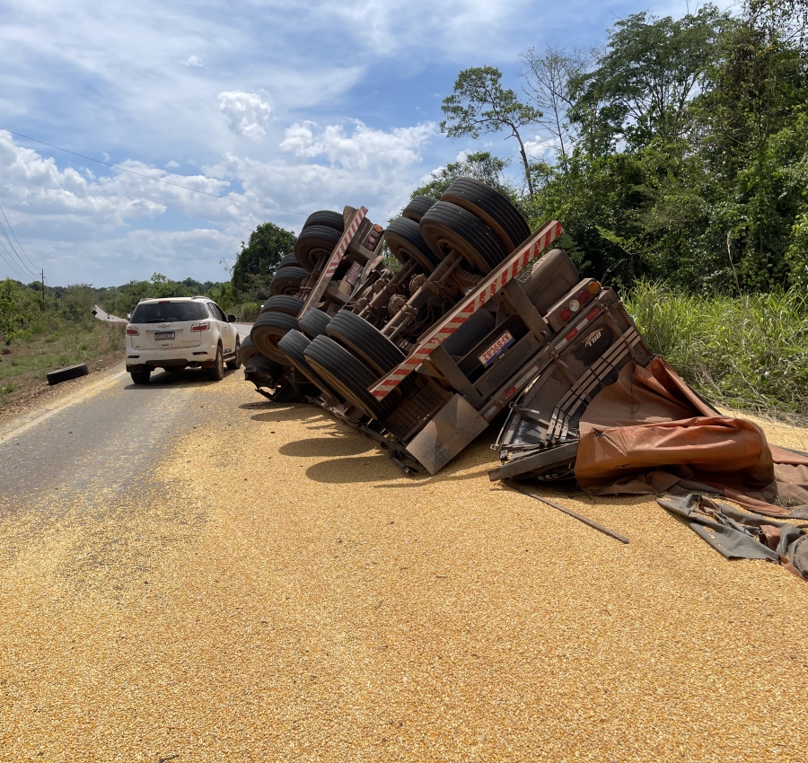 Carreta bitrem tomba na MT-419 e carga de milho fica espalhada sobre a pista
