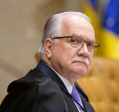 Julgamento de terça será focado nas trocas de mensagem de Moraes e Vorcaro, decide Fachin