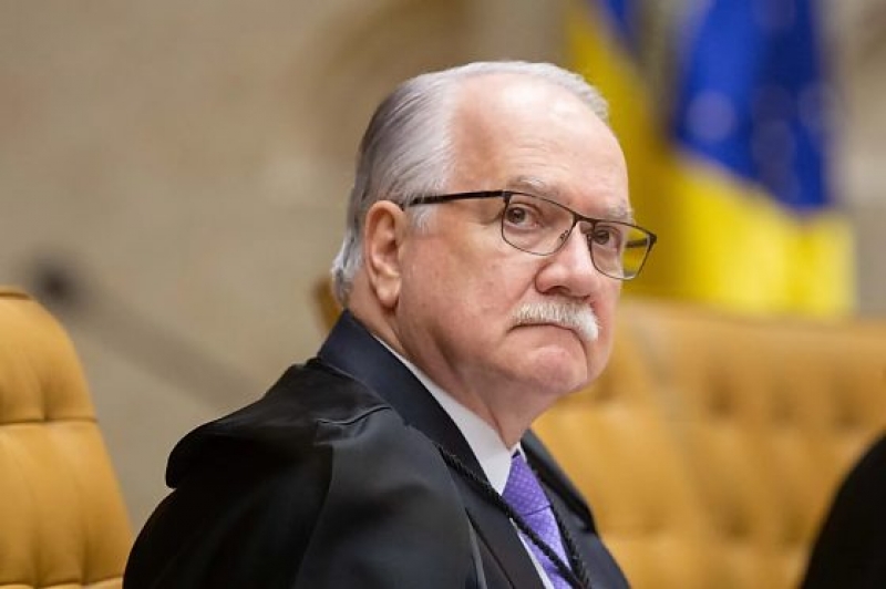 Julgamento de terça será focado nas trocas de mensagem de Moraes e Vorcaro, decide Fachin