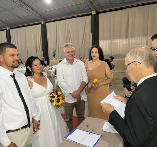 Casamento comunitário oficializa união de 17 casais em Novo Mundo