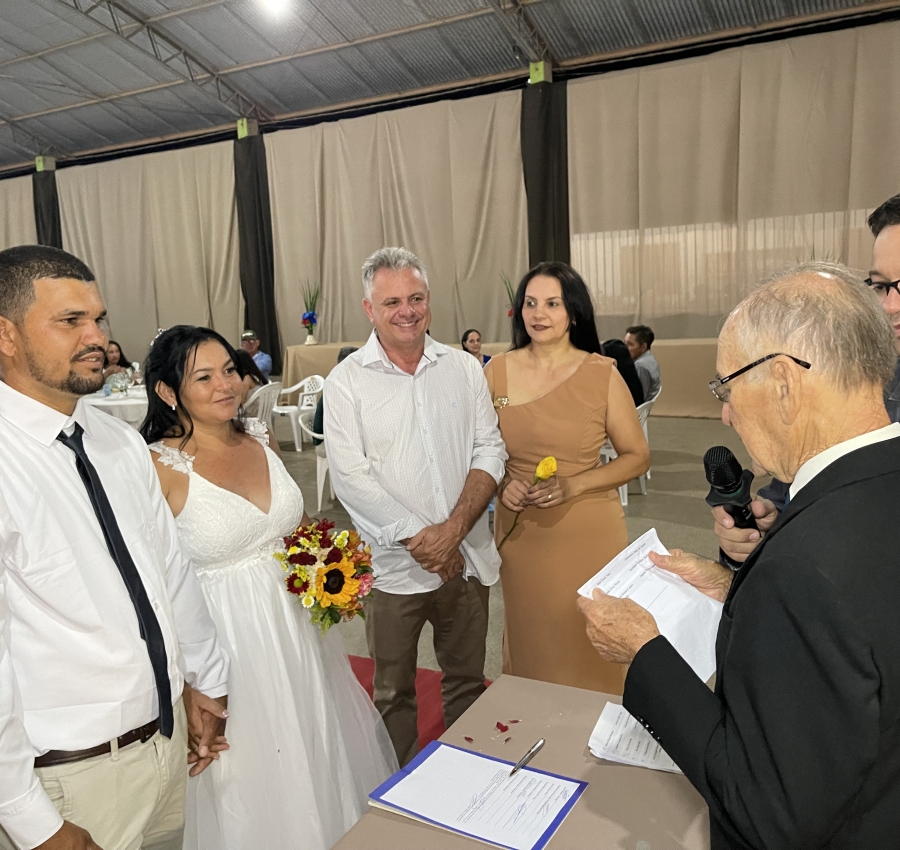 Casamento comunitário oficializa união de 17 casais em Novo Mundo