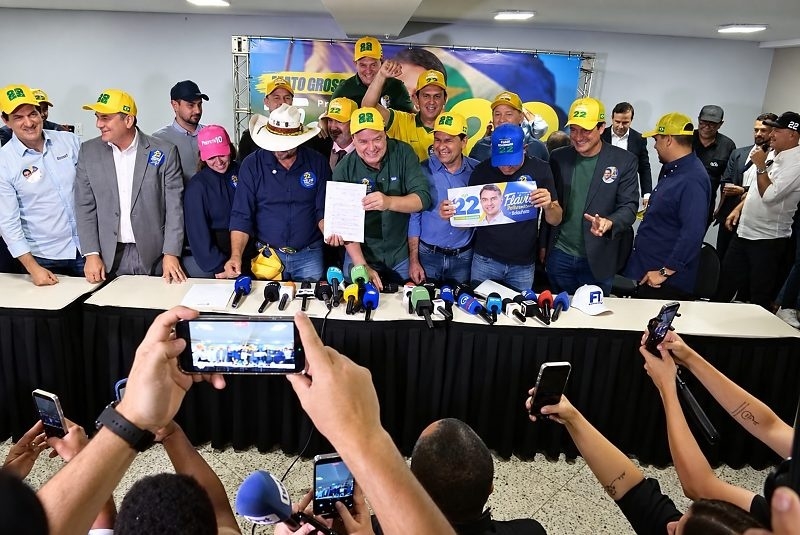 Max Russi reúne deputados e apresenta carta em defesa da eleição de Flávio Bolsonaro à Presidência