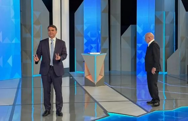 Quaest coloca Flávio Bolsonaro à frente de Lula na véspera do segundo turno