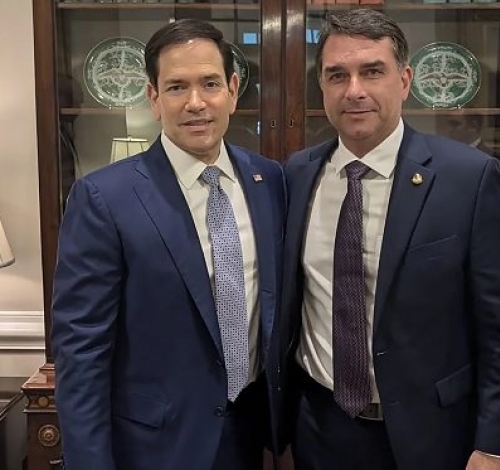 Os Estados Unidos deram apoio logístico a Flávio Bolsonaro para sair do Brasil
