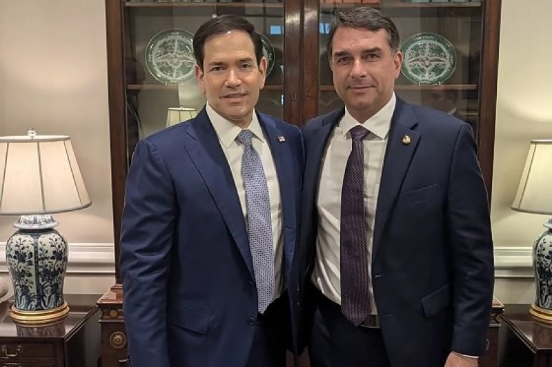 Os Estados Unidos deram apoio logístico a Flávio Bolsonaro para sair do Brasil