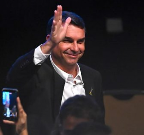 Em carta, Flávio Bolsonaro desafia resultado das urnas e anuncia reação política