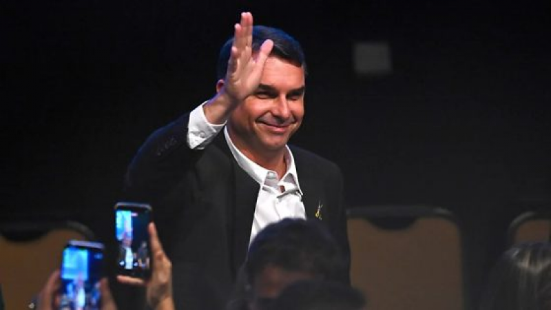 Em carta, Flávio Bolsonaro desafia resultado das urnas e anuncia reação política