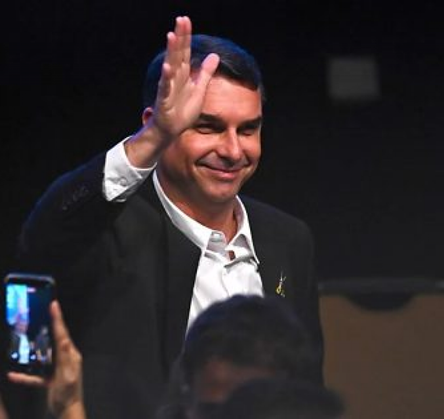 Em carta, Flávio Bolsonaro desafia resultado das urnas e anuncia reação política