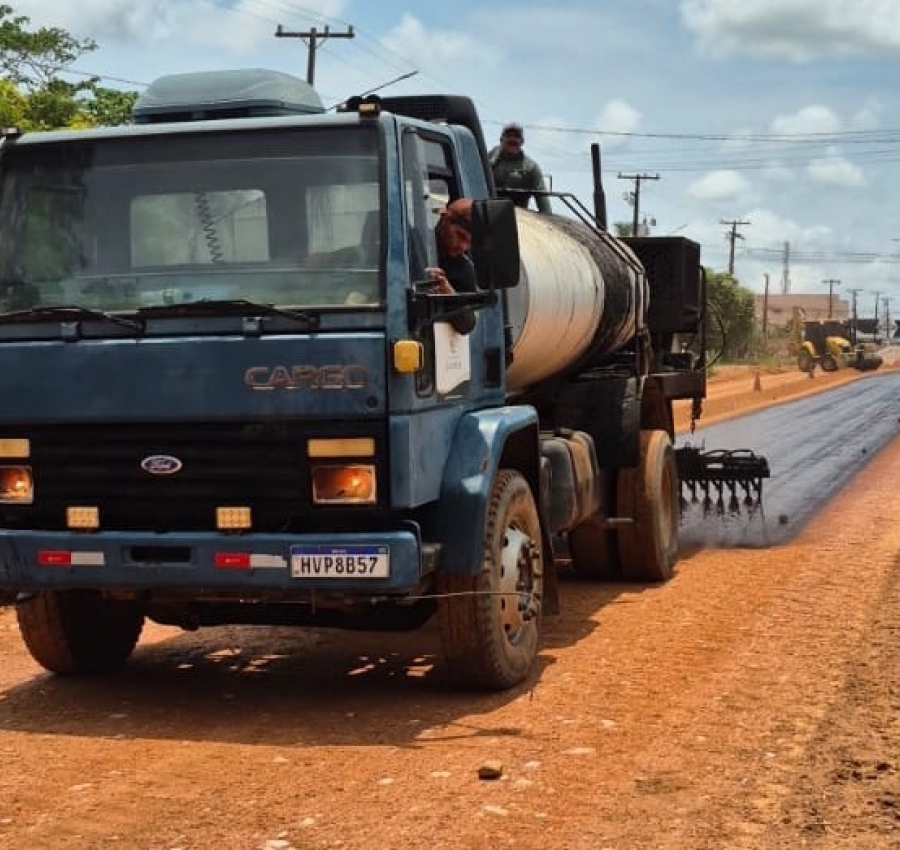 AVANÇO NA INFRAESTRURA URBANA: Prefeitura de Nova Monte Verde avança com obras de pavimentação asfáltica na Avenida Mato Grosso