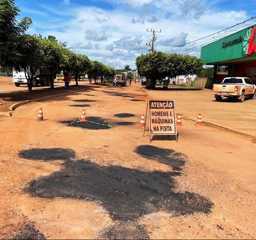 Prefeitura de Novo Mundo realiza operação tapa-buracos na Avenida Ayrton Senna enquanto aguarda reconstrução definitiva da via