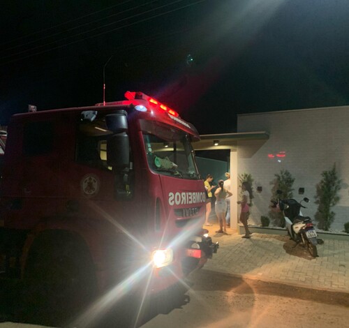 Incêndio em residência mobiliza bombeiros no bairro Novo Horizonte