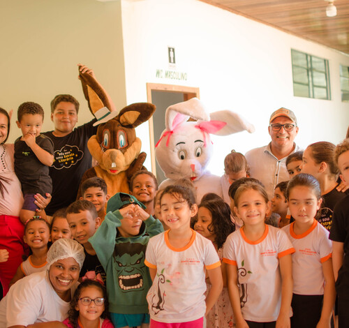 Coelhinhos da Páscoa levam alegria e chocolate às escolas de Cristalino do Norte e Rochedo
