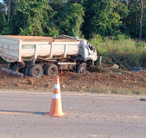 Tragédia na MT-208: colisão entre caminhão e picape deixa um morto carbonizado e três feridos