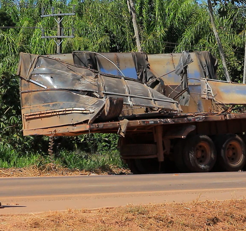 Motociclista fica gravemente ferido após colidir com carreta tombada na BR-163, próximo à entrada da W-50 em Matupá