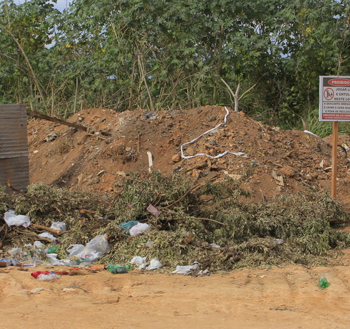 Prefeitura fez limpeza recente, mas lixo volta a tomar conta de estrada em Guarantã do Norte Mesmo após mutirão de limpeza, local é novamente alvo de descarte irregular de entulho e resíduos; população cobra punições mais severas aos infratores