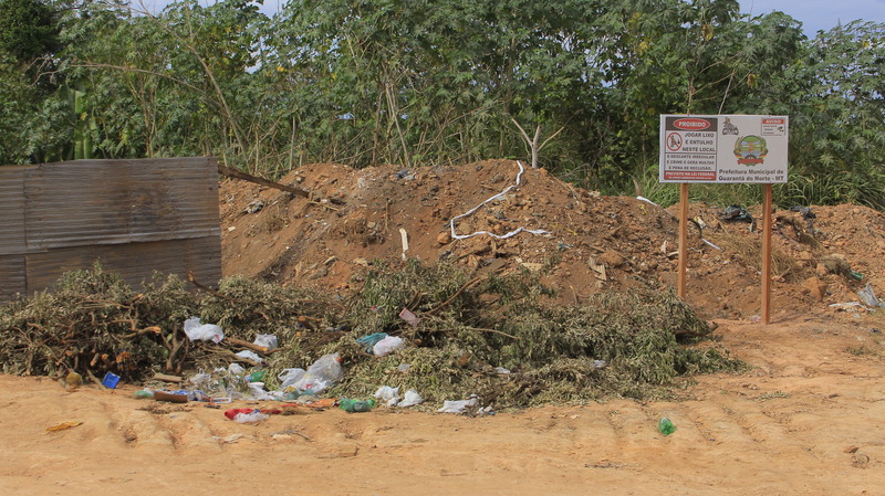 Prefeitura fez limpeza recente, mas lixo volta a tomar conta de estrada em Guarantã do Norte Mesmo após mutirão de limpeza, local é novamente alvo de descarte irregular de entulho e resíduos; população cobra punições mais severas aos infratores