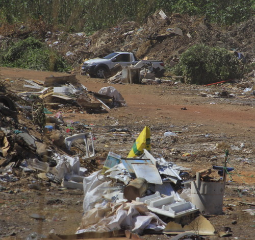 Antigo lixão do bairro Santa Marta é o local correto para descarte de entulhos em Guarantã do Norte; Monitoramento por câmeras, presença de vigia e reciclagem de materiais ajudam a manter o controle no local