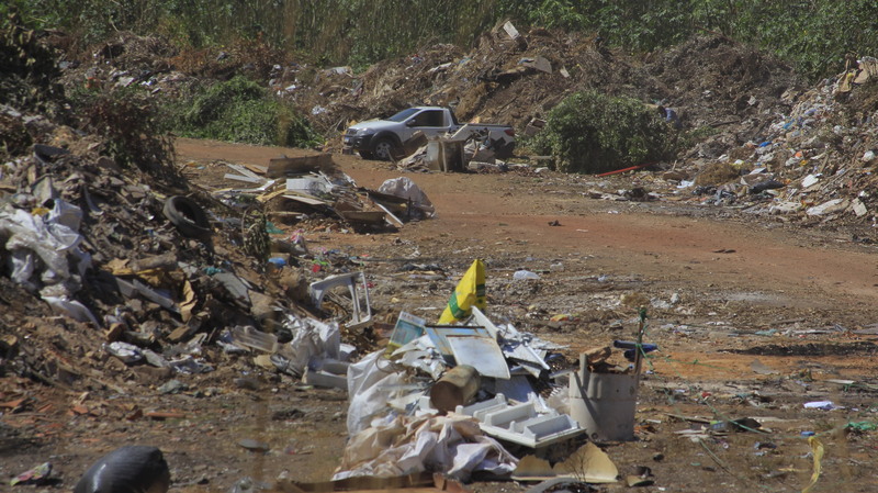 Antigo lixão do bairro Santa Marta é o local correto para descarte de entulhos em Guarantã do Norte; Monitoramento por câmeras, presença de vigia e reciclagem de materiais ajudam a manter o controle no local
