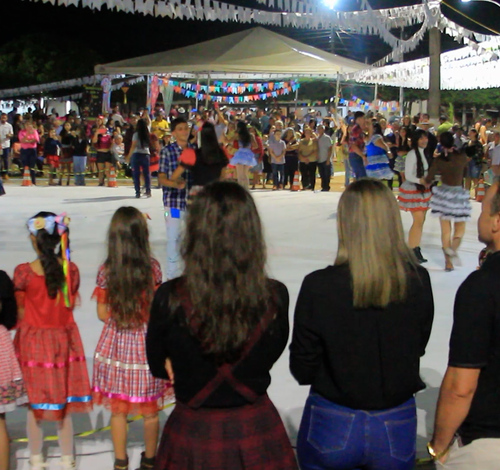 NOVO MUNDO REALIZA FESTA JUNINA QUE VALORIZA A CULTURA E FORTALECE A UNIÃO DA COMUNIDADE