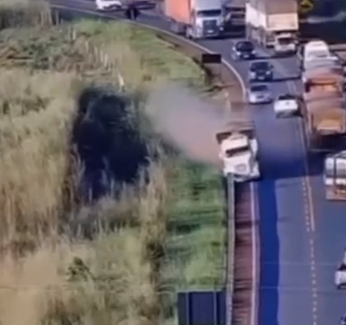 E, embora muitas vezes criticados, os caminhoneiros demonstram, como nesse episódio, experiência e senso de responsabilidade ao volante.