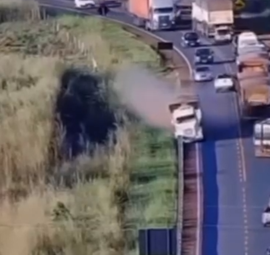 E, embora muitas vezes criticados, os caminhoneiros demonstram, como nesse episódio, experiência e senso de responsabilidade ao volante.