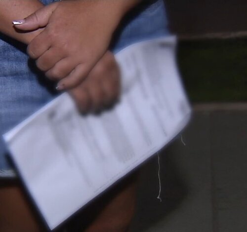 Mulher de 29 anos quase é atropelada pelo marido após flagrante em motel