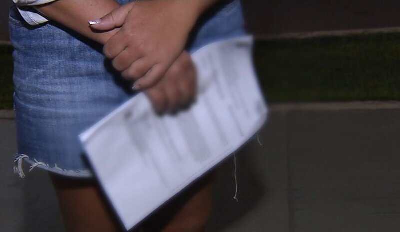 Mulher de 29 anos quase é atropelada pelo marido após flagrante em motel