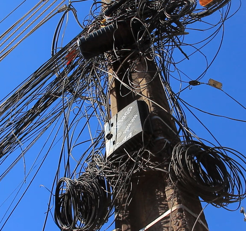 Motoqueiro fica enroscado em fios no centro de Guarantã do Norte