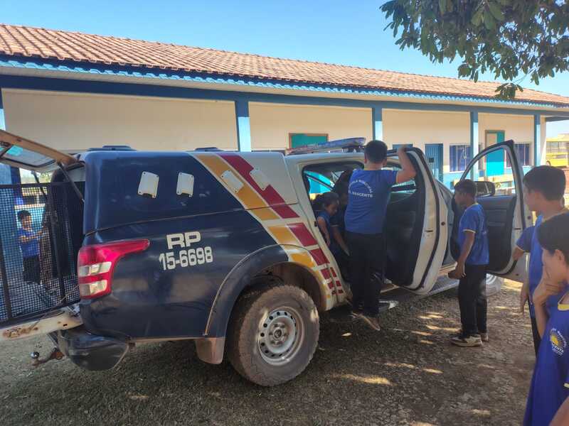 Polícia Militar promove interação com alunos da Escola Sol Nascente, na Linha 38